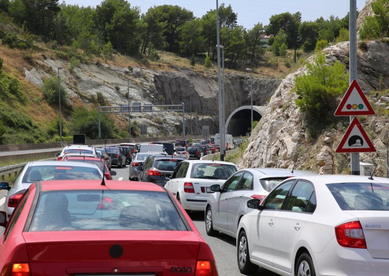 Magla u Lici i Slavoniji smanjuju vidljivost, moguće gužve na graničnim prijelazima i trajektnim lukama