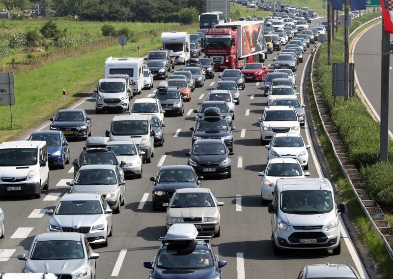 Kreće udarni vikend: Na Lučkom kolona već sad pet kilometara, gužve diljem zemlje