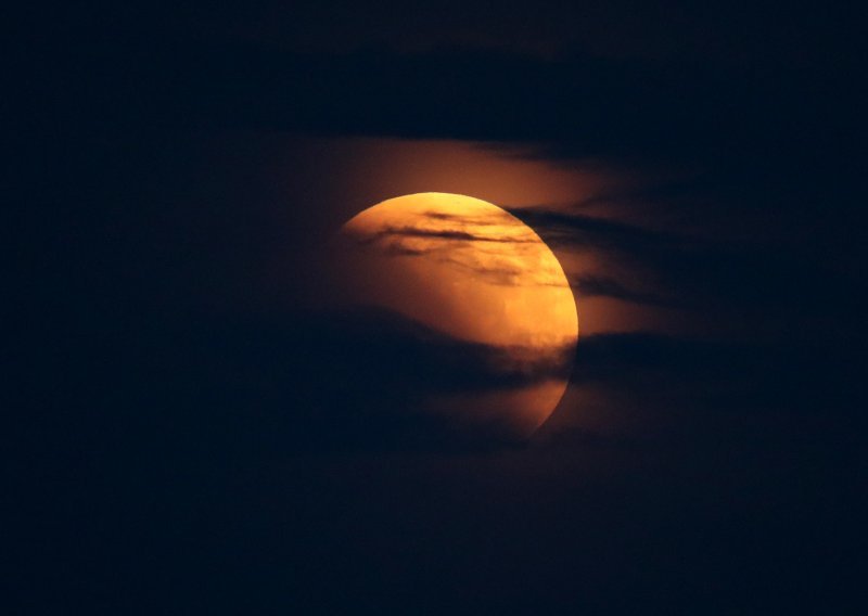 [FOTO] Svijet i Hrvatska zadivljeno promatrali 'krvavi Mjesec'