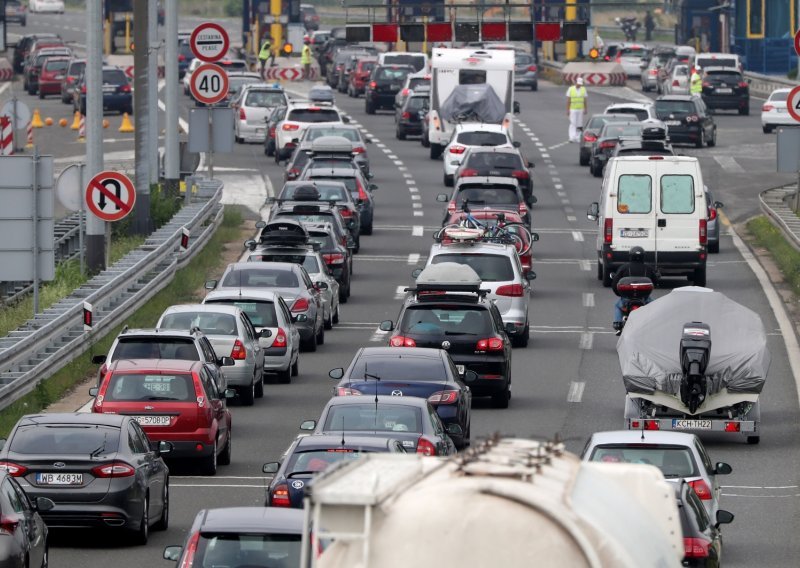 Počele gužve na cestama, pazite na nesreće i vozila u kvaru