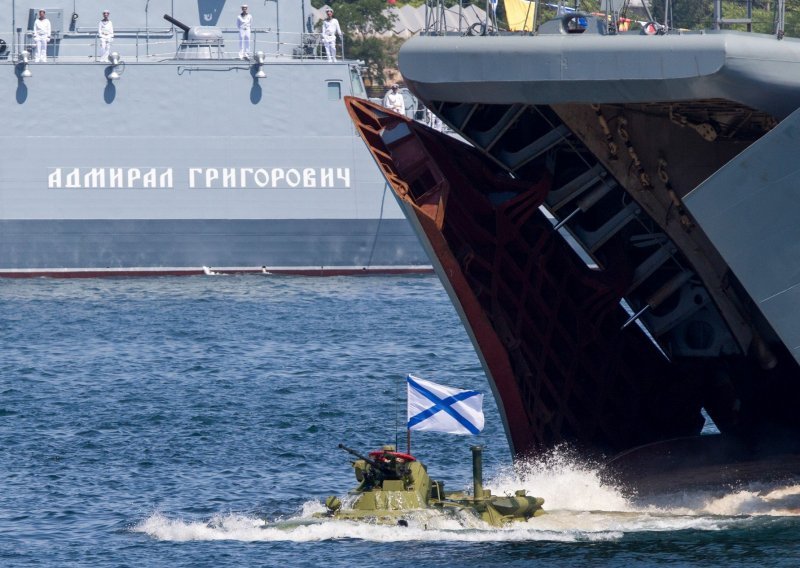 [VIDEO] Mornari na mimoplovu htjeli zadiviti Putina pa se osramotili
