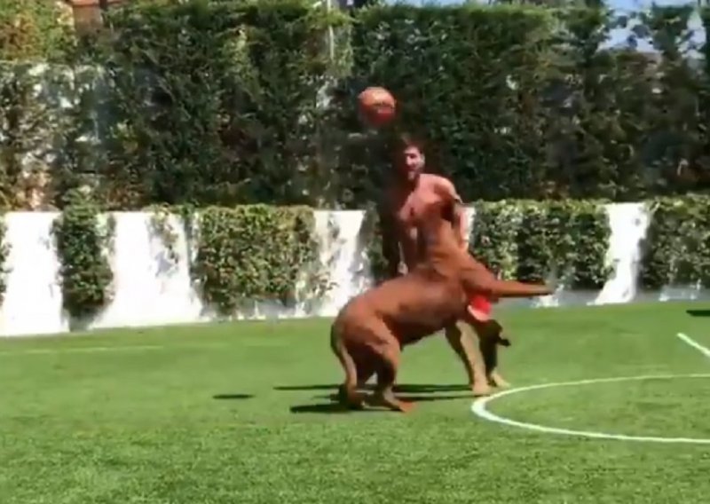 Pogledajte što Lionel Messi radi svom psu na nogometnom travnjaku
