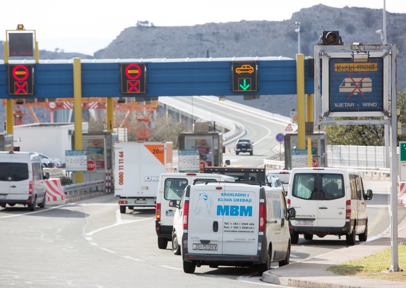 Gužve i nesreće usporavaju promet; popodne se zatvara Krčki most