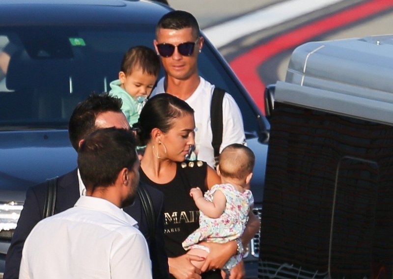 Talijanski paparazzi na nogama: U Torino napokon stigao Cristiano Ronaldo s obitelji