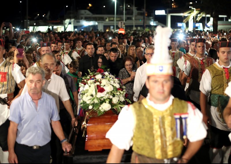 Split uz baklje i sirene ispratio Olivera na posljednje putovanje, Vela Luka ga dočekala u tišini