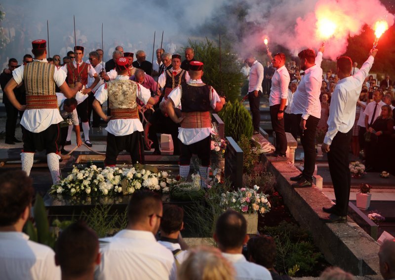 Tisuće ljudi uglas zapjevalo 'Sjećanje na Vela Luku' i zauvijek se oprostilo od Olivera