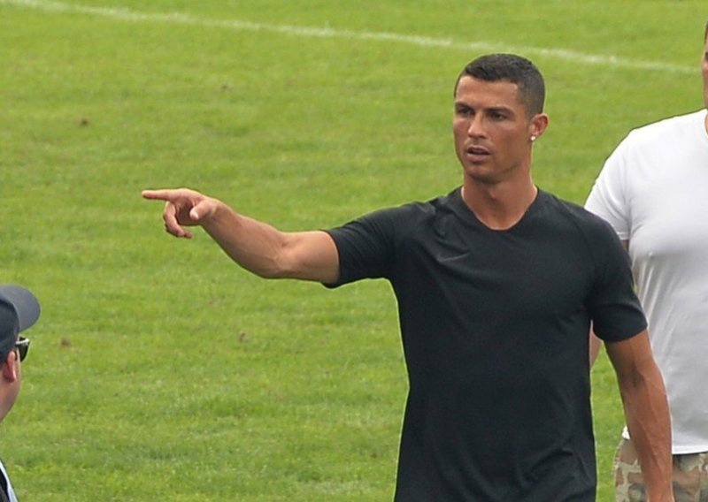 Nije dugo trebalo čekati; suigrači u nevjerici gledali što je to napravio Cristiano Ronaldo