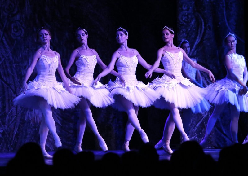 Ruski carski balet u Makarskoj oduševio izvedbom 'Labuđeg jezera'
