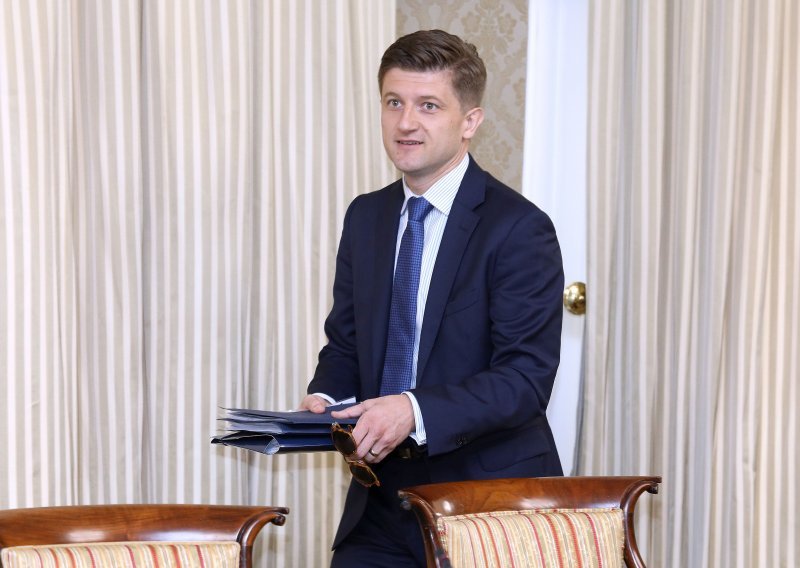 Ministar Marić predstavlja proračun za 2019. godinu. Jedan ministar ima razloga za slavlje