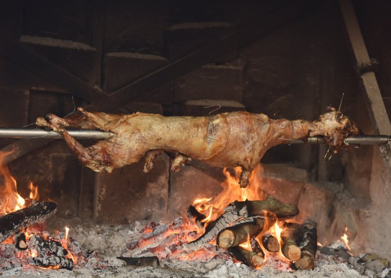 Na proštenju u Žumberku 34 osobe dobile salmonelu od starog pečenja