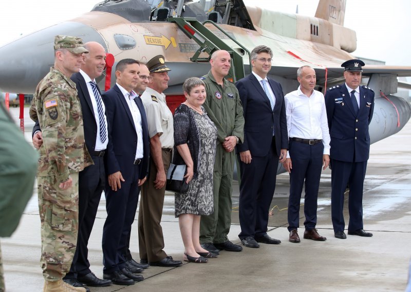 [FOTO] Vlada i generali obišli lovce F-16 na Plesu: 'Napravili smo odličan posao'