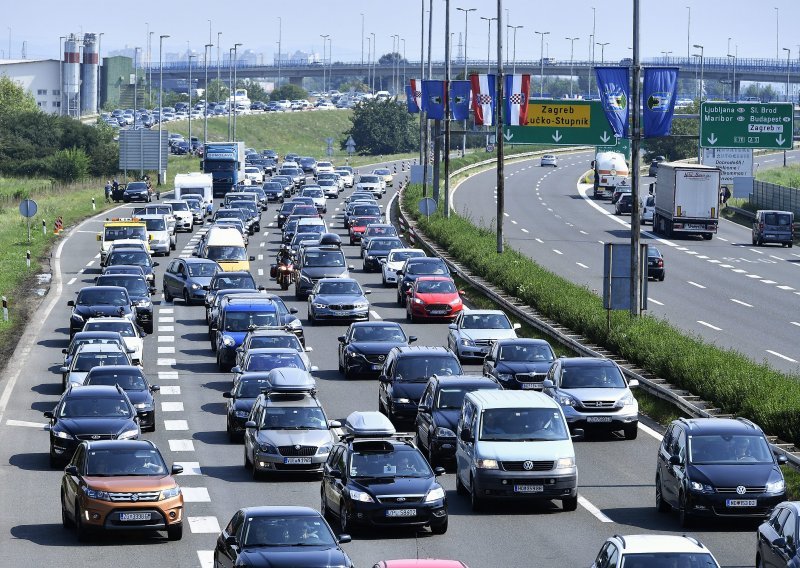 Kilometarske kolone na naplatnim kućicama većine autocesta