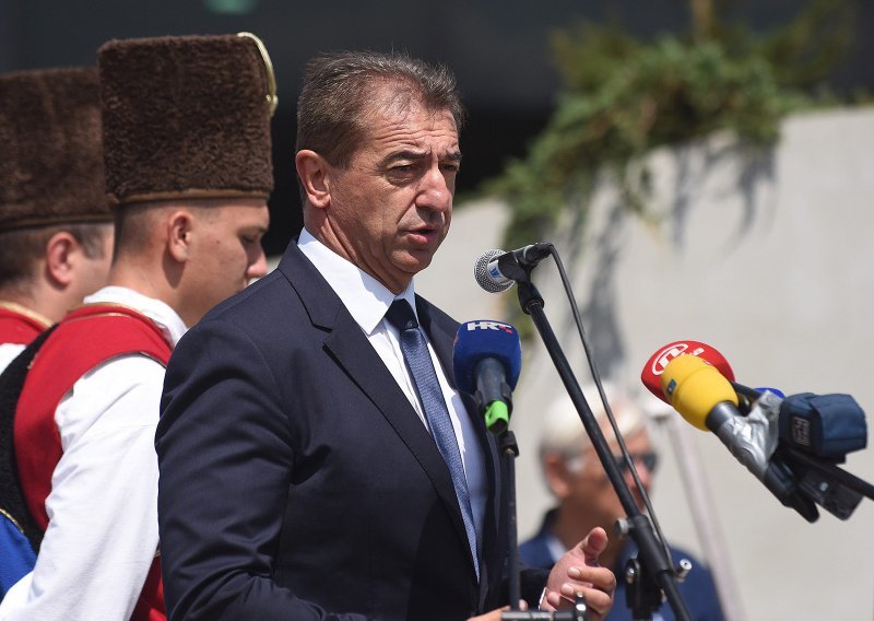 Milinović s pet autobusa stiže pred HDZ: Dolazimo od vrha stranke i Plenkovića čuti što se to događa
