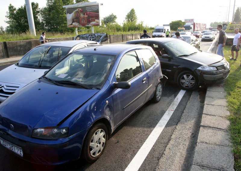 U lančanom sudaru teško ozlijeđen motociklist