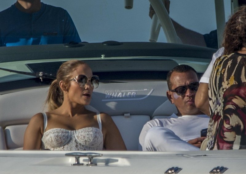 Umjesto da se opušta i uživa na luksuznoj jahti, Jennifer Lopez ni na odmoru nije prestala s vježbanjem