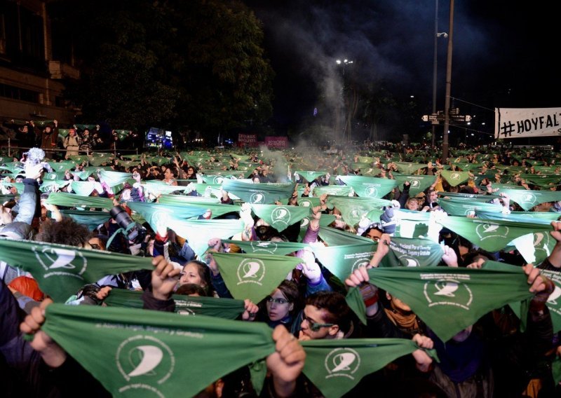 Argentinski senatori odbacili zakon o legalizaciji pobačaja, tisuće izašle na ulice