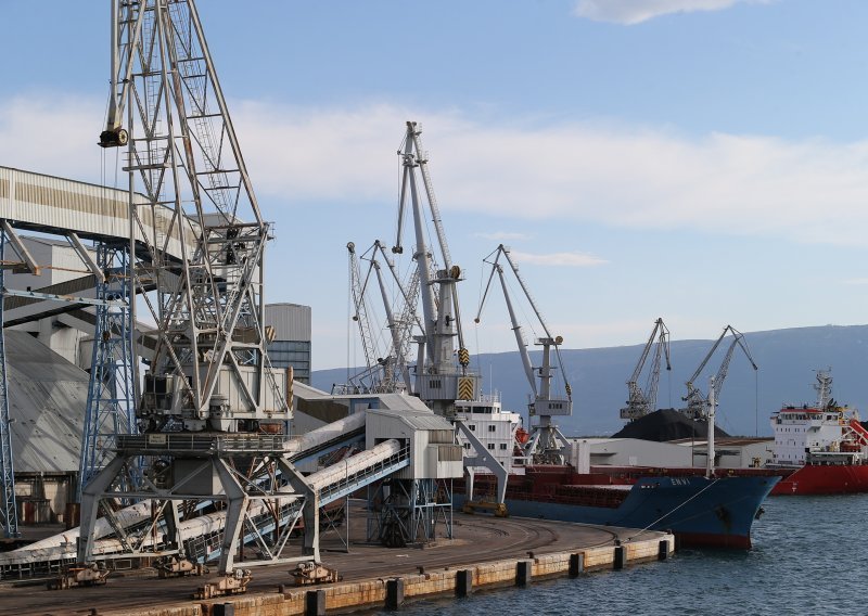Tanker uništio pristanište u Pločama, Ina tvrdi: Opskrba naftom ide dalje