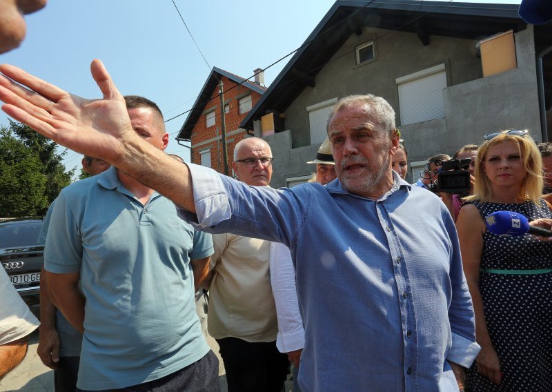 Bandić u Kozari boku bjesnio pred novinarima i odbio reći gdje je smeće