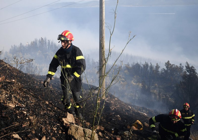 Požar u Lokvi Rogoznici pod nadzorom - izgorjelo 70 hektara i dvije vatrogasne cisterne
