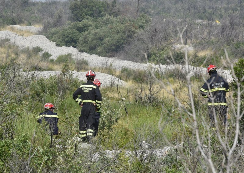 Još nije ugašen požar na Braču, jedan vatrogasac ozlijeđen