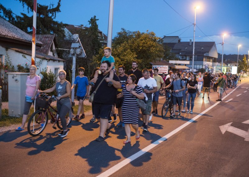 U Zaprešiću okupljanje i paljenje svijeća za preminulog Mattea