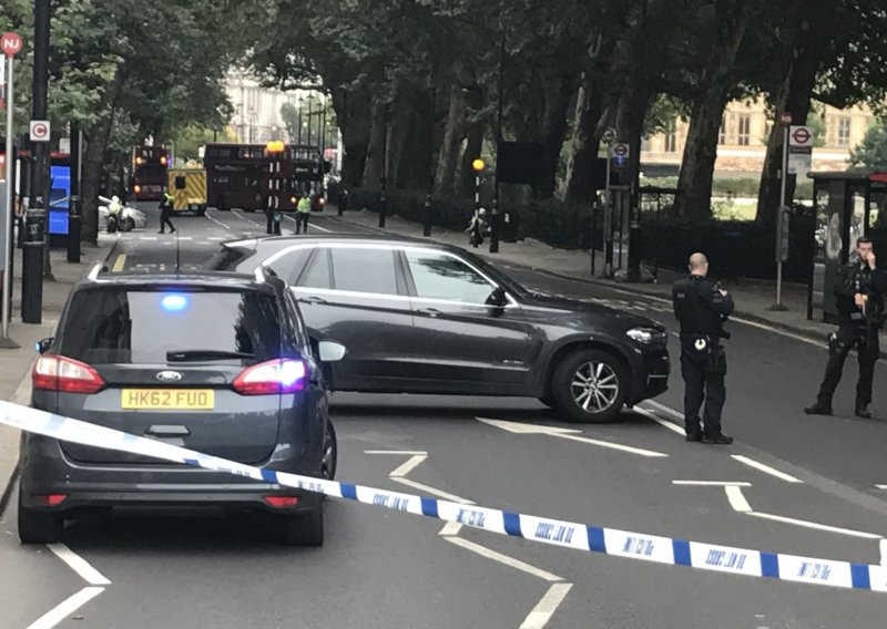 Vozilo se zabilo u ogradu britanskog parlamenta: Vozač uhićen, nekoliko pješaka ozlijeđeno