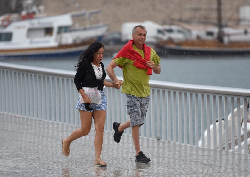 Pljusak se prosuo nad Dalmacijom, u Istri udara tuča, kod Suska spažene pijavice