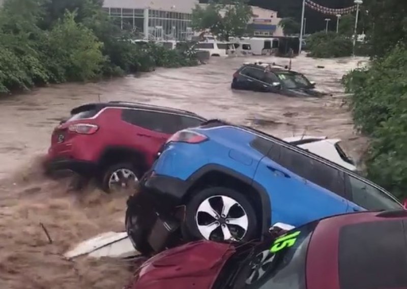 Pogledajte kako bujica nosi potpuno nove automobile s lagera poput igračaka