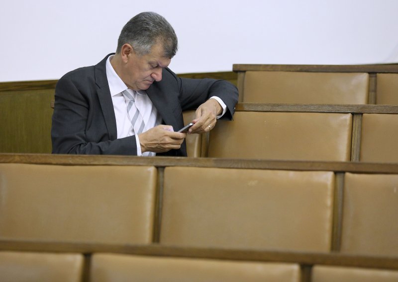 Kujundžiću se opasno trese fotelja: Oporba spremna na opoziv, a i  neki koalicijski partneri više ga ne brane
