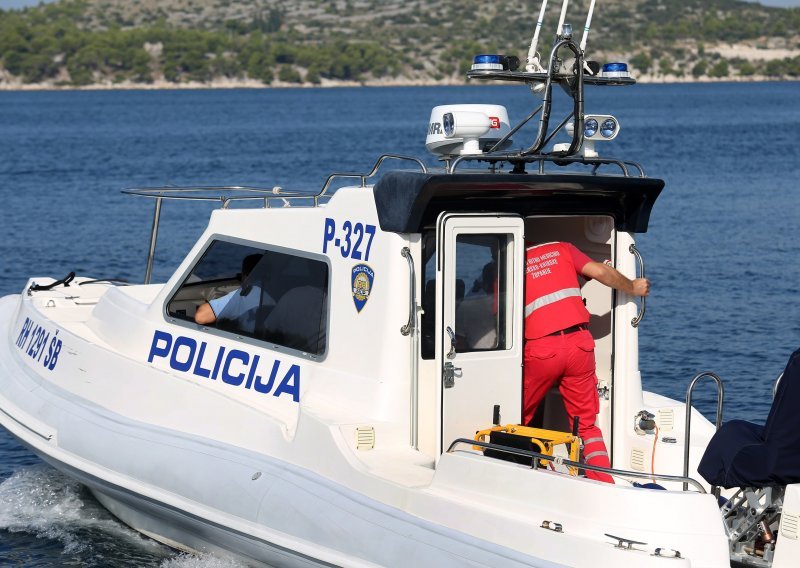 Pomorska policija prevezla ribolovca koji je slomio nogu
