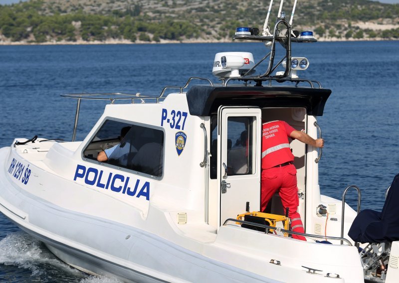 Maloljetni Mađar izgubljeno plivao četiri sata, policija ga spasila u zadnji tren