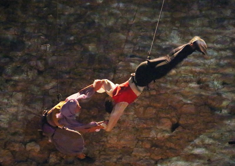 Pogledajte kako je impresivno izgledao vertikalni plesni performans na zidinama u Sinju