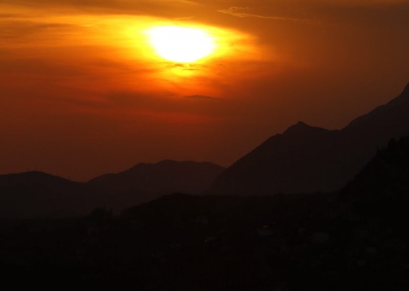 Nevrijeme čudesnim bojama obojalo nebo iznad kanjona rijeke Cetine