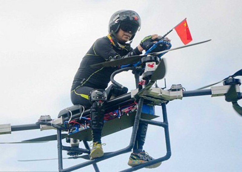 Kinez u kućnoj radinosti napravio leteći motocikl u obliku drona