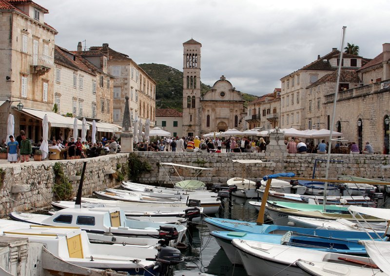 Turista nigdje - otok i grad Hvar zjape prazni