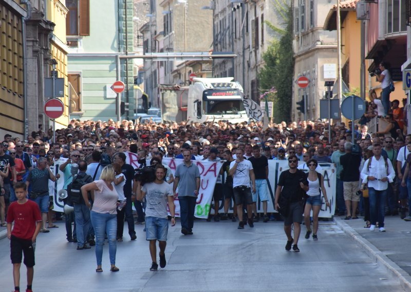 Radnici Uljanika izašli iz kruga tvornice, iako im je savjetovano da to ne rade, po Puli izvikivali: 'Lopovi! IDS mafijo!'