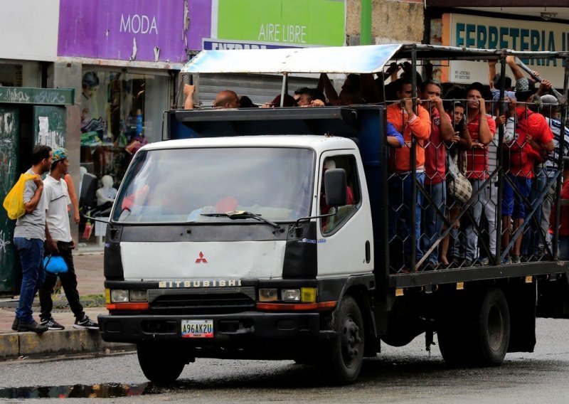 Stanovništvo iz Venezuele bježi glavom bez obzira: Kako je bujao kaos i što dalje?