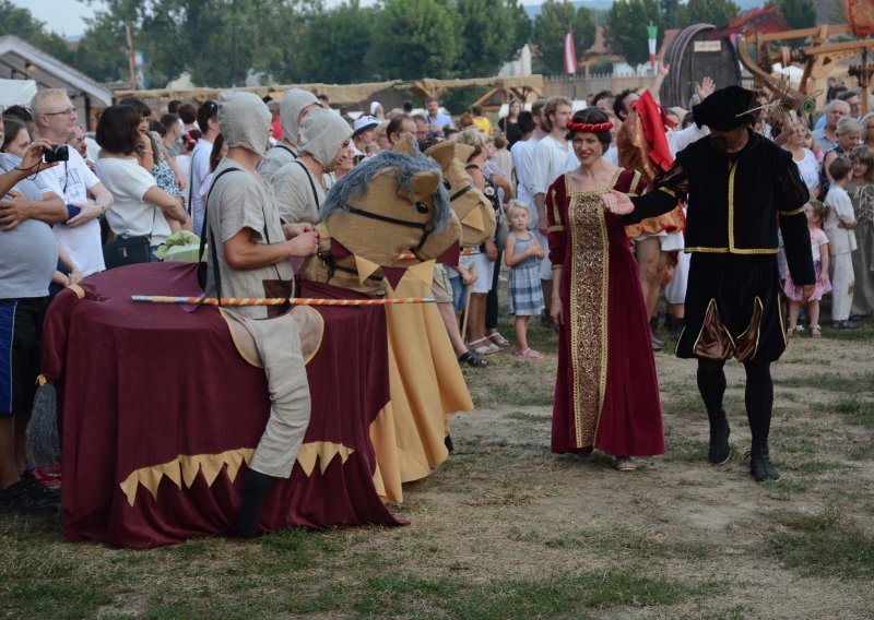 Modnom revijom na gradskim bedemima otvoren Renesansni festival