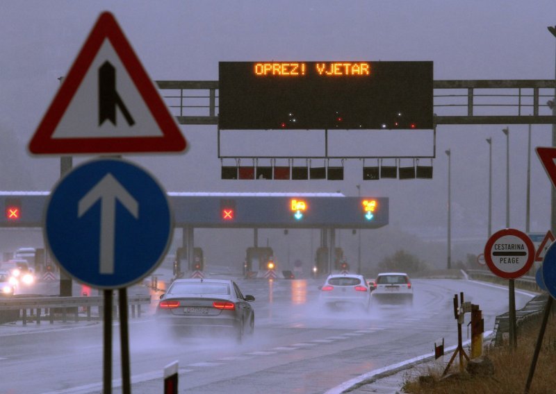 HAK upozorava: Kolnici su ponegdje mokri, u Istri promet zaustavlja biciklistička utrka