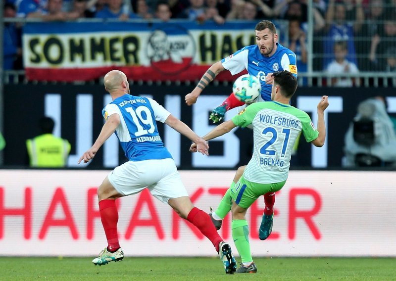 Wolfsburg do pobjede nadoknadi ali i uz veliki poguranac suca