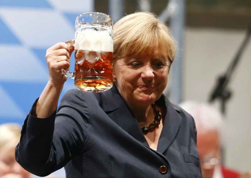 Merkel obišla logor Dachau, pa otišla na pivo
