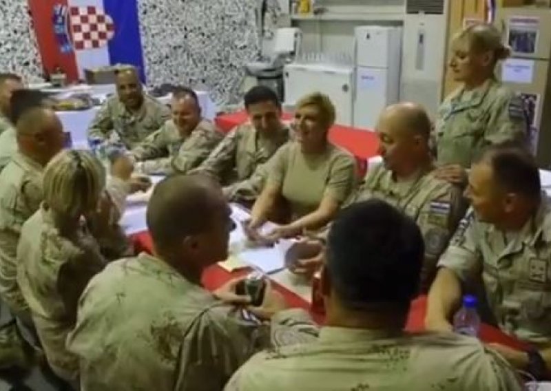[VIDEO] Predsjednica zapjevala popevku s hrvatskim vojnicima u Afganistanu