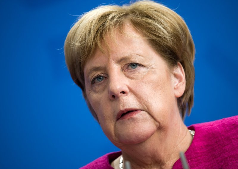Merkel poručila May: Na njoj je red da nam kaže kako dalje