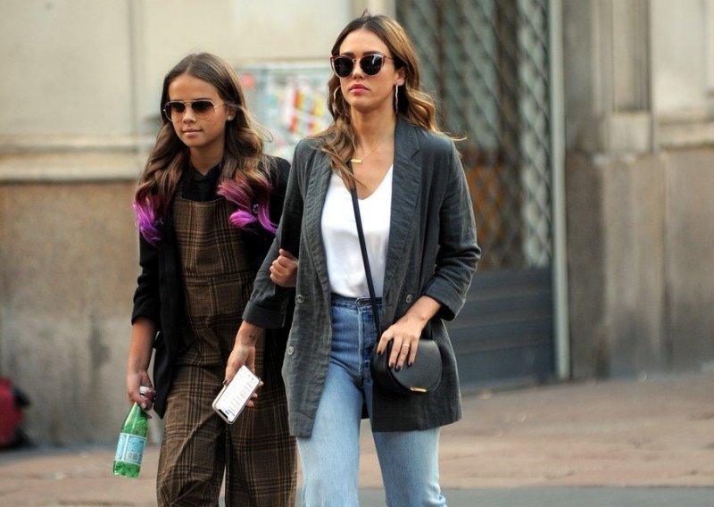 Kao sestre: Jessica Alba i njezina kći modno su se uskladile za šetnju