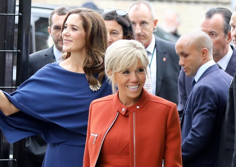 Ne odustaje od mladenačkog stila: Brigitte Macron u još jednom odvažnom stajlingu
