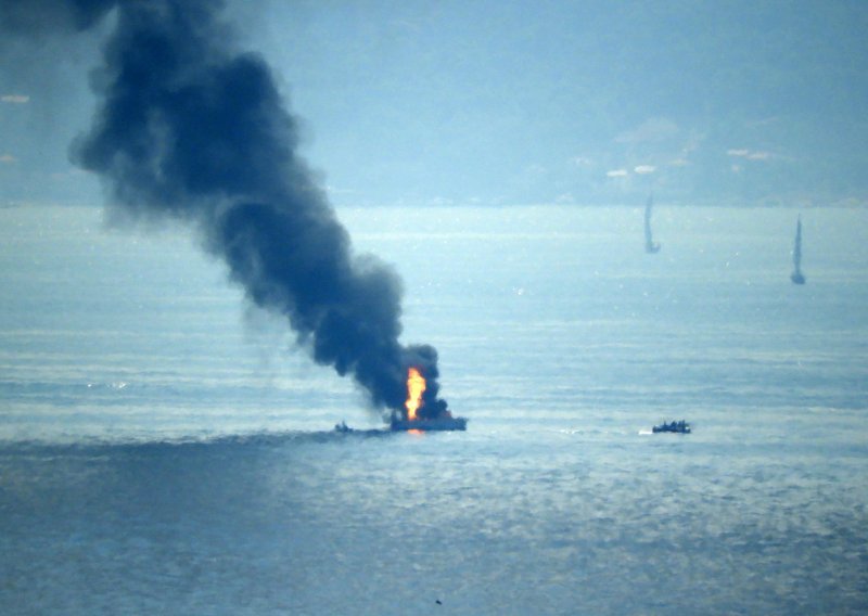Gorjelo u Splitskom kanalu, putnici s jedrilice spašeni u zadnji čas