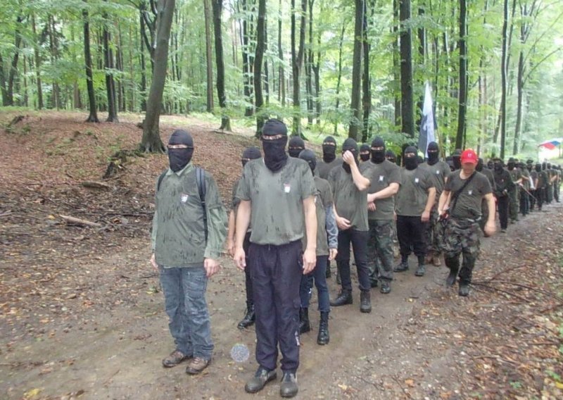 Slovenska paravojna skupina s puškama i sjekirama uznemirila službenu Ljubljanu