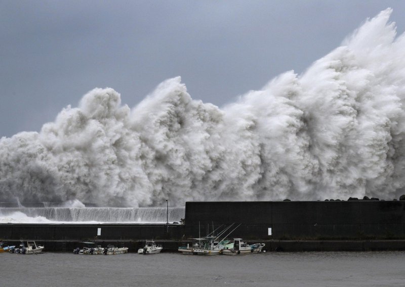 Tajfun Jebi poharao Japan, premijer pozvao građane na oprez