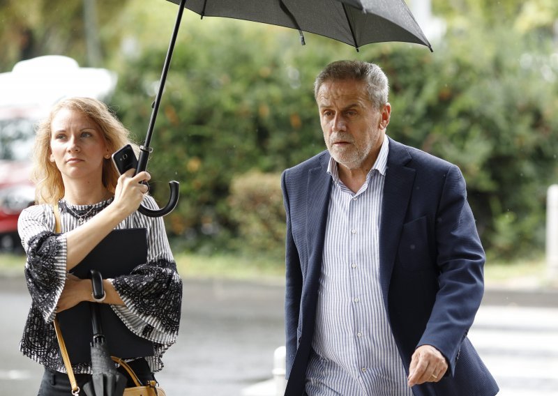 Nema manire: Bandiću žena nosi kišobran, i to mu nije prvi put