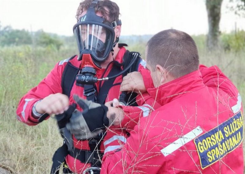 Pogledajte kako su HGSS-ovci spasili psa iz bunara